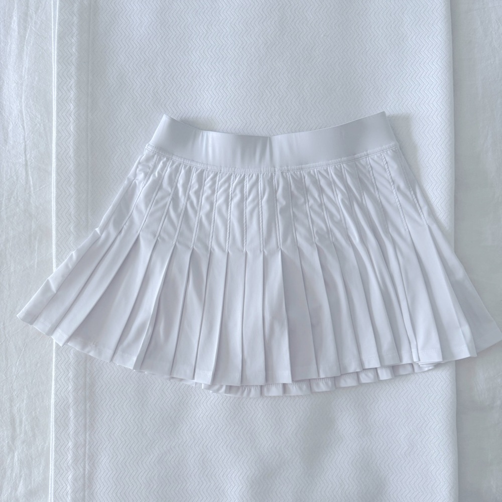 Vineyard Vines Performance Skirt - White & Pleated w/ hidden shorts - size Small